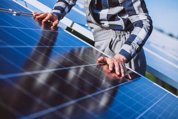 Equipo técnico de instalación de paneles solares en Santiago